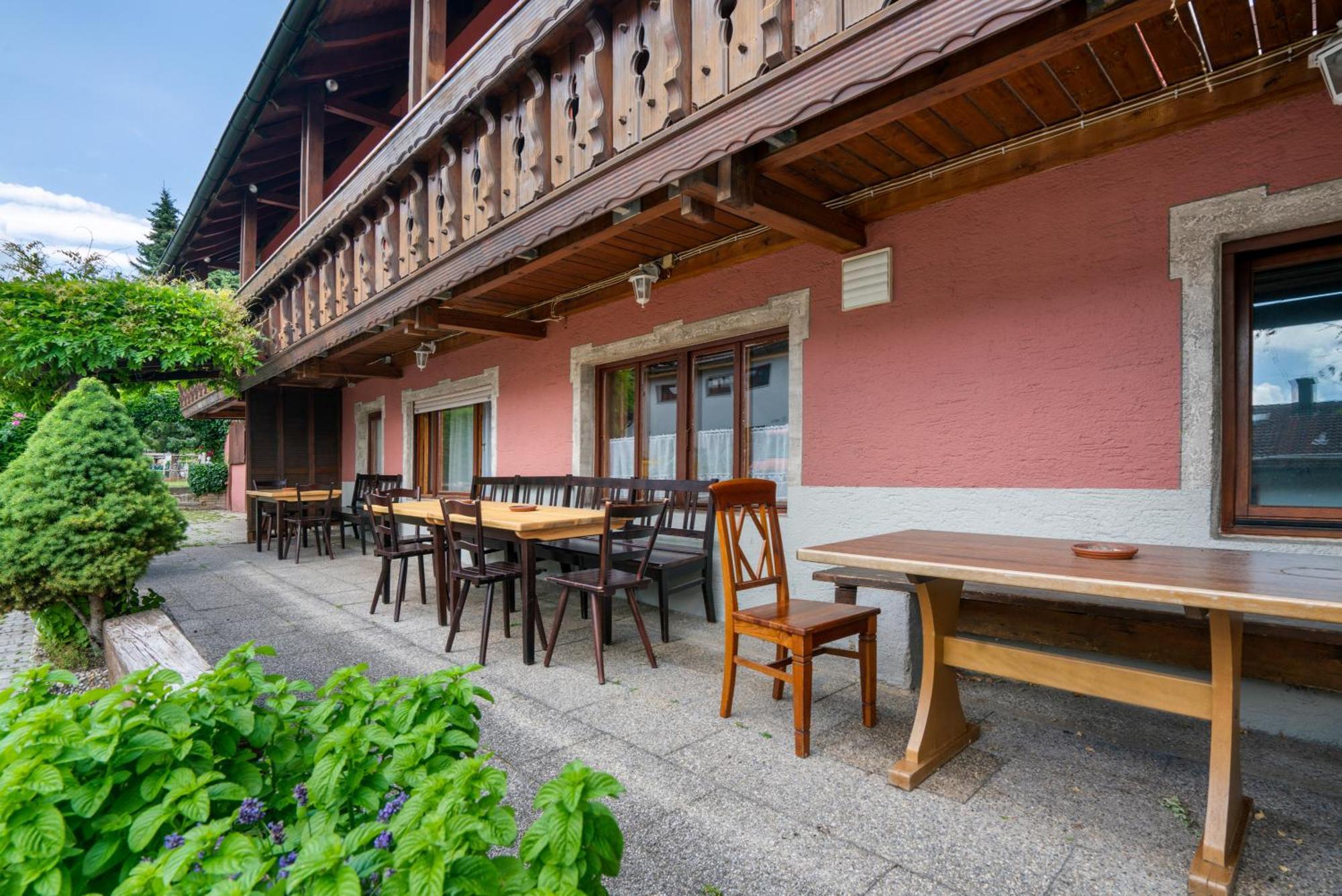 Knoedelhof Hotel Putzbrunn Exterior photo