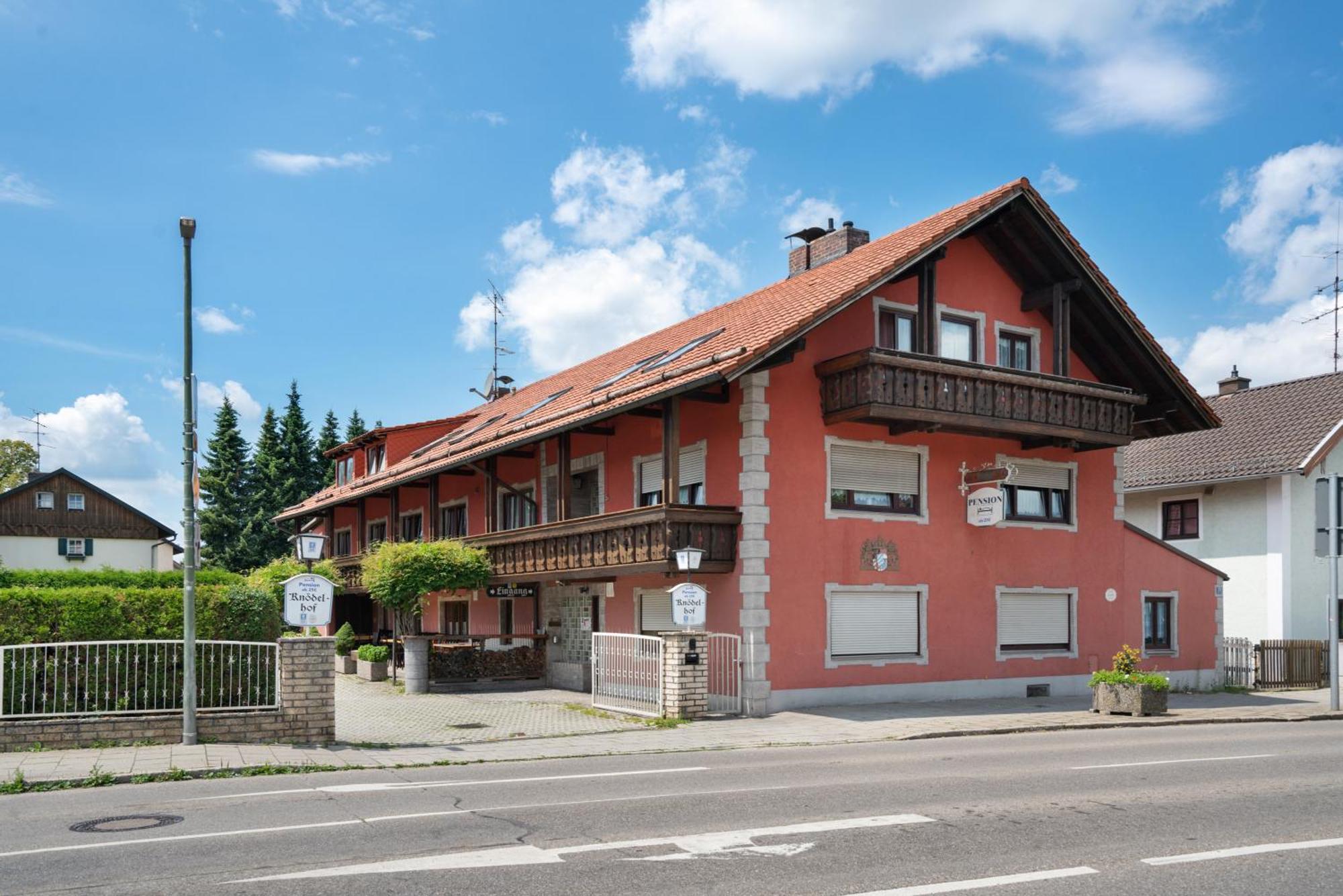 Knoedelhof Hotel Putzbrunn Exterior photo