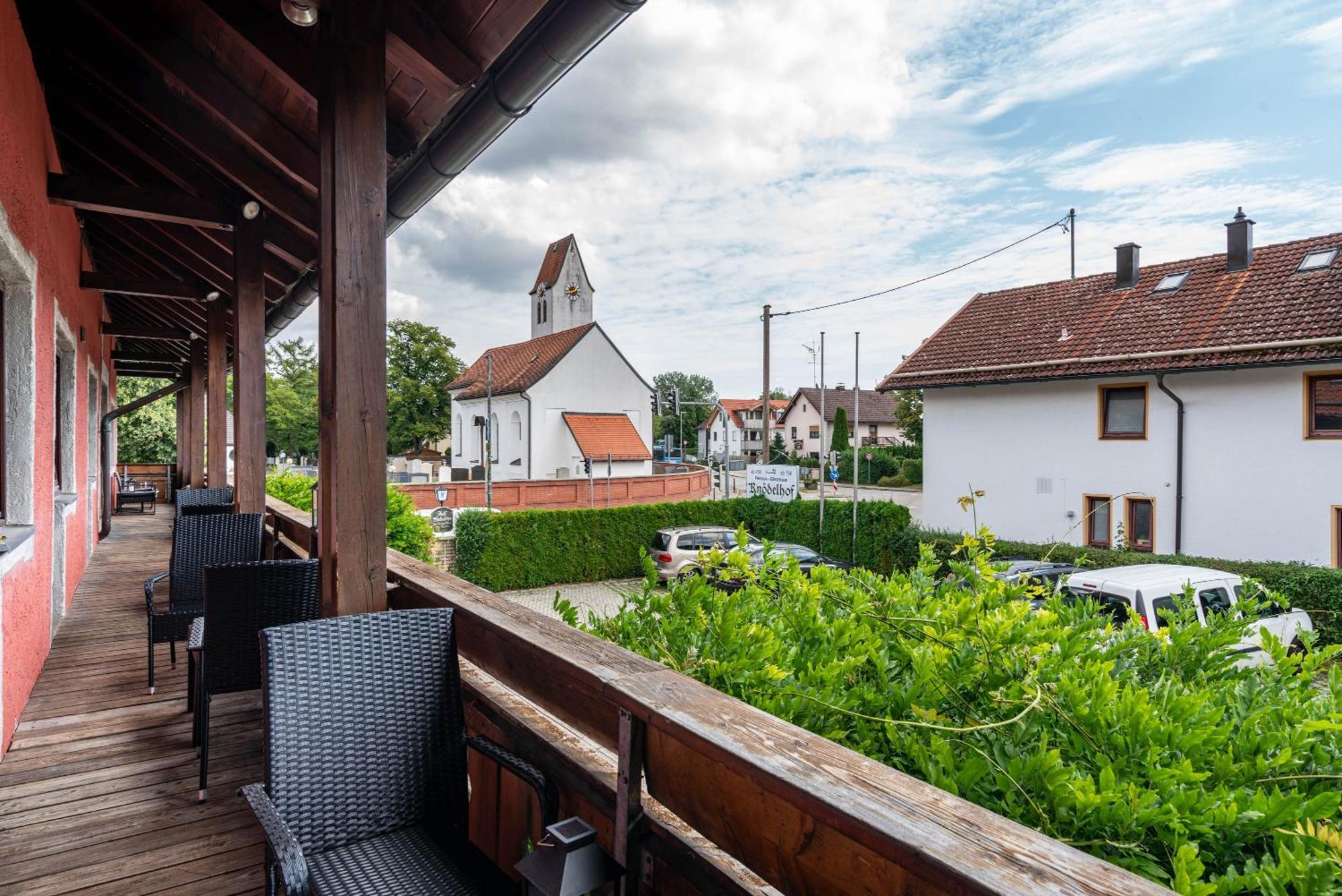 Knoedelhof Hotel Putzbrunn Exterior photo